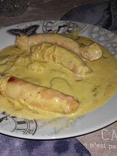 Una foto de Salchichas con nata para cocinar y champiñones