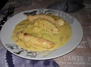 Una foto de Salchichas con nata para cocinar y champiñones