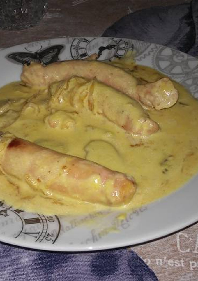 Una foto de Salchichas con nata para cocinar y champiñones