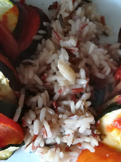 Una foto de Ratatouille con arroz salvaje