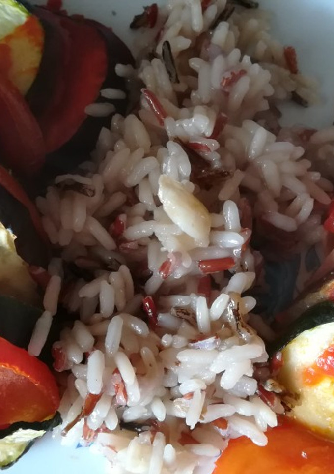 Una foto de Ratatouille con arroz salvaje