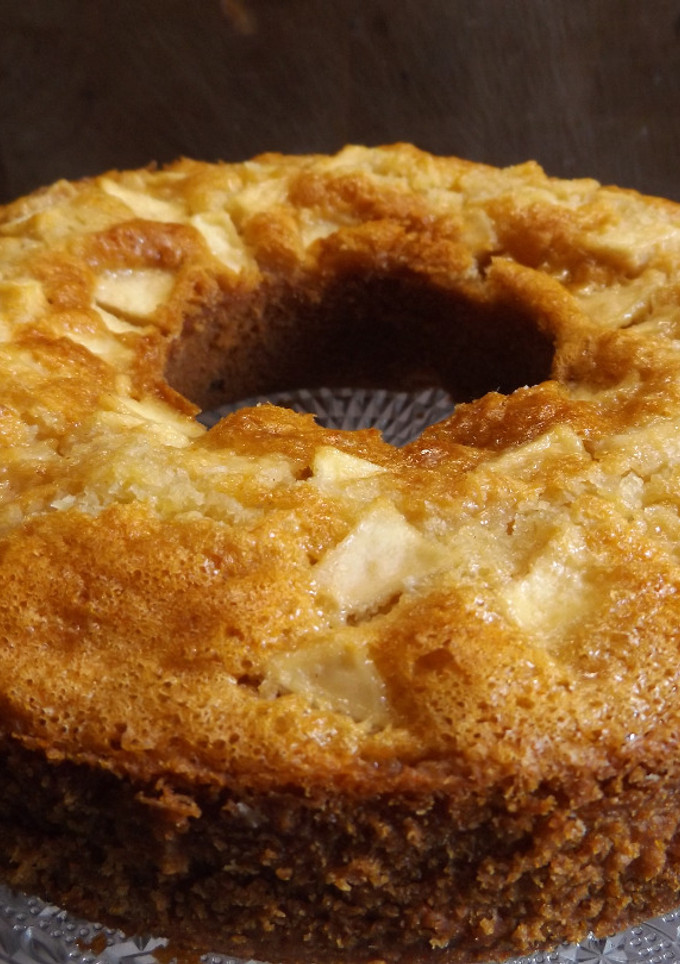 Una foto de Pastel de manzana con chocolate y vino dulce