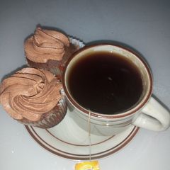 A picture of Chocolate cupcakes with black tea.