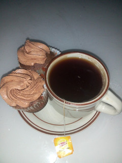A picture of Chocolate cupcakes with black tea.