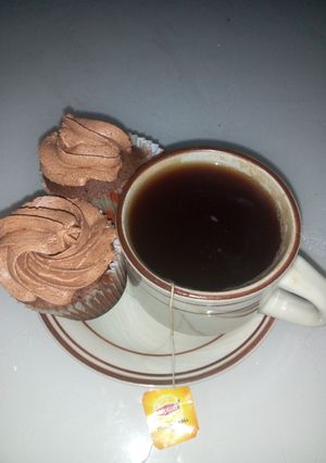 A picture of Chocolate cupcakes with black tea.