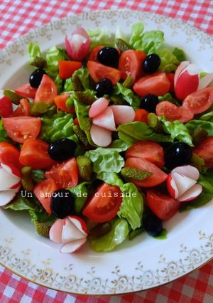 Une photo de Salade laitue tomate et radis fleurs 🥬🍅🌷🫒