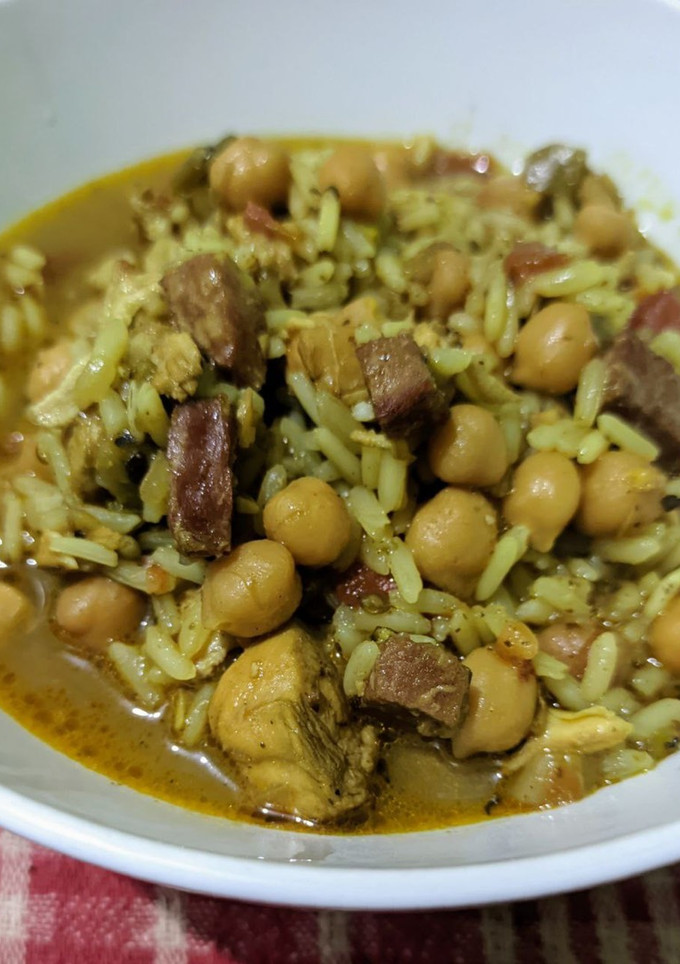 Una foto de Guiso de garbanzos en olla de hierro 🇨🇱
