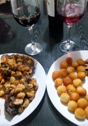 Una foto de Entraña con salsa de champiñones y papitas noisette 👩🍳