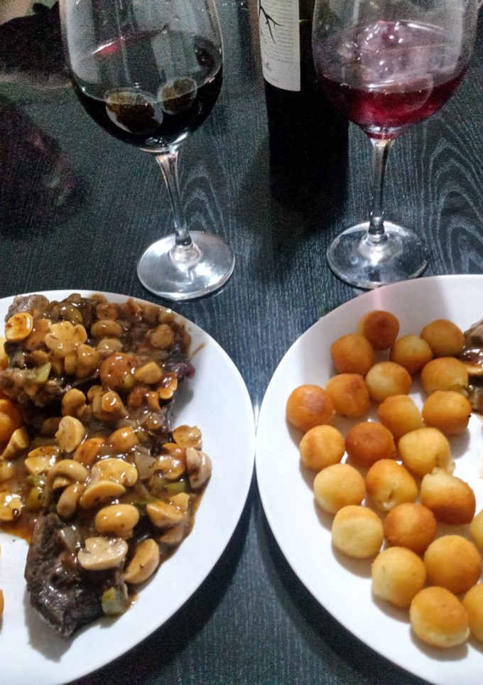 Una foto de Entraña con salsa de champiñones y papitas noisette 👩‍🍳