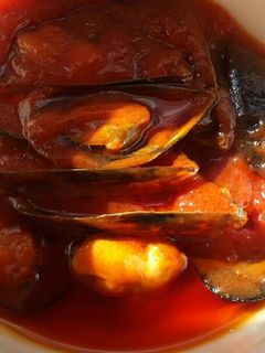 Una foto de Mejillones con tomate