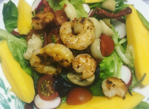 Una foto de Ensalada con camarones