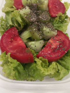 Una foto de Ensalada de Lechuga, Tomate y Pepino