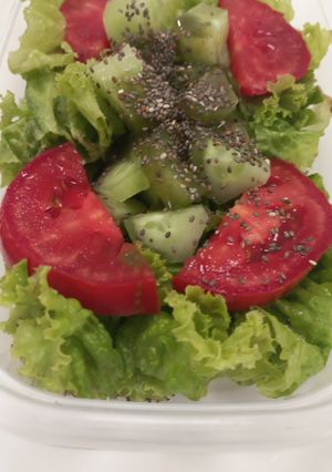 Una foto de Ensalada de Lechuga, Tomate y Pepino