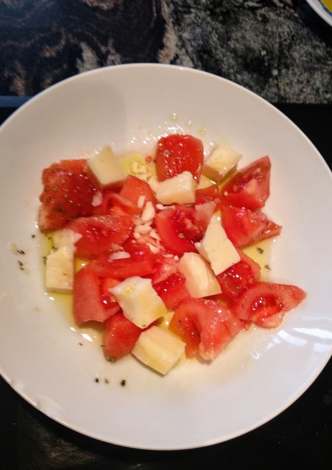 Una foto de Ensalada de tomate y queso curado