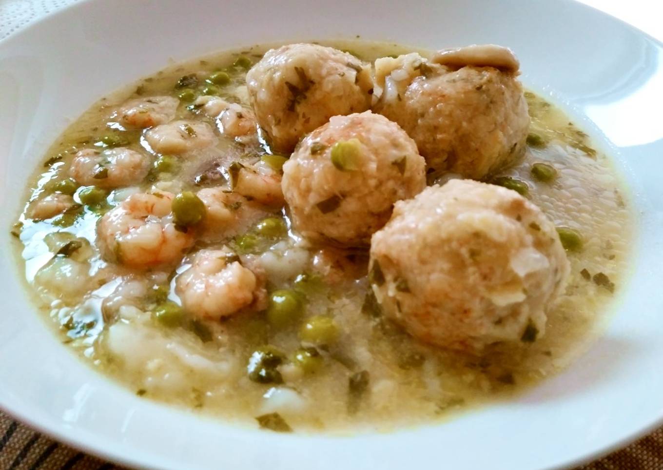 Albóndigas de pescado en salsa verde