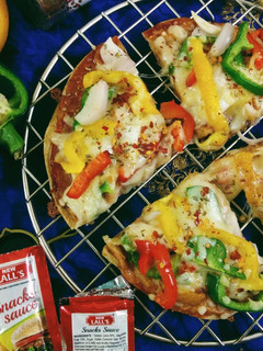 लेफ्ट ओवर रोटी पिज़्ज़ा (leftover roti Pizza recipe in Hindi) रेसिपी मुख्य फोटो