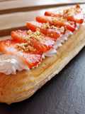 Eclair de nata y fresas (varios formatos)