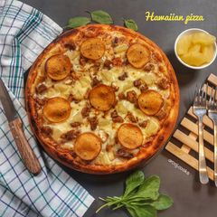 A picture of Hawaiian Pizza.