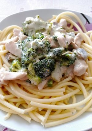 Csirkemell brokkolis-gombás szószban recept fotója