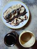 Tartine banane tahin et mélasse de dattes ☕