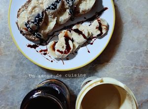 Une photo de Tartine banane tahin et mélasse de dattes ☕