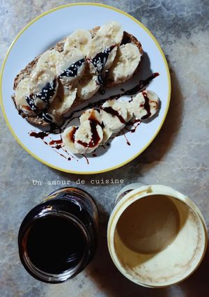 Une photo de Tartine banane tahin et mélasse de dattes ☕