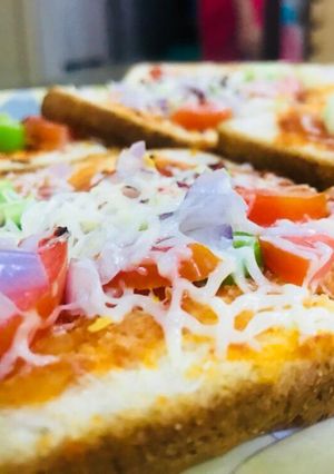 ब्रेड पिज़्ज़ा(bread pizza recipe in hindi) रेसिपी मुख्य फोटो