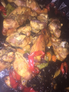 Una foto de Pollo con verduras al horno