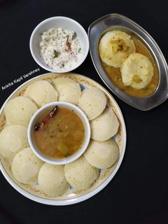 A picture of Idli Sambhar.