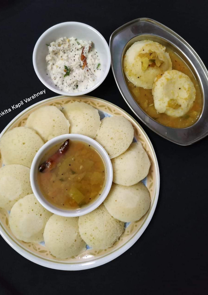 A picture of Idli Sambhar.