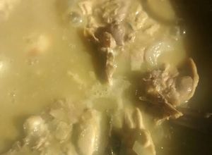 Una foto de Pollo en salsa verde con patatas