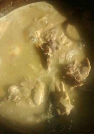 Una foto de Pollo en salsa verde con patatas