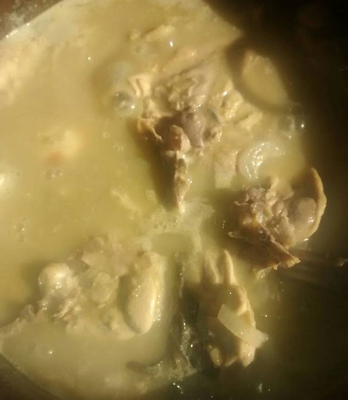 Una foto de Pollo en salsa verde con patatas