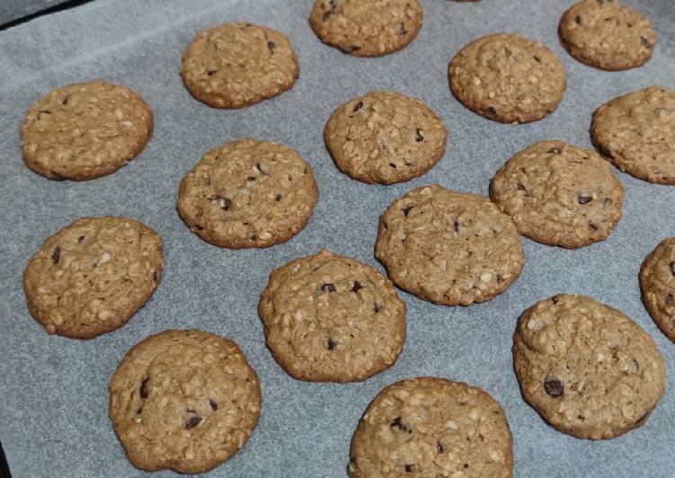 Langkah Mudah untuk Menyiapkan Cinnamon &amp; Chocolate Oatmeal Cookies Anti Gagal