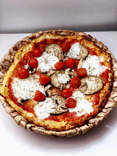 Una foto de Pizza con base de coliflor