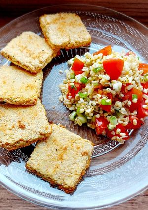 O poză a rețetei Nuggets de pui la cuptor cu salată tabbouleh.