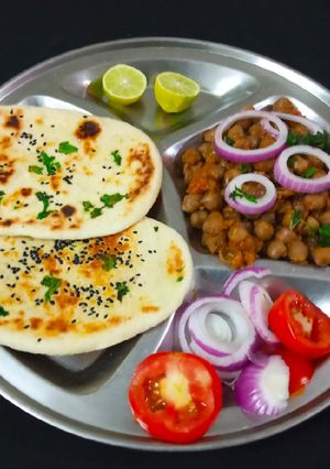 A picture of Amritsari Chole Kulche.