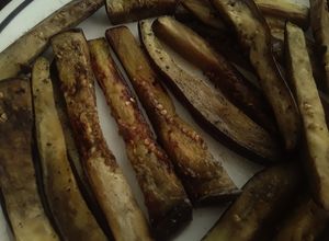 Una foto de Bastones de Berenjena asados... con salsa de miel...😝😜😛
