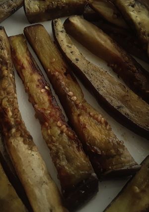 Una foto de Bastones de Berenjena asados... con salsa de miel...😝😜😛