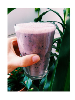 Una foto de Smoothie de banana y arándanos