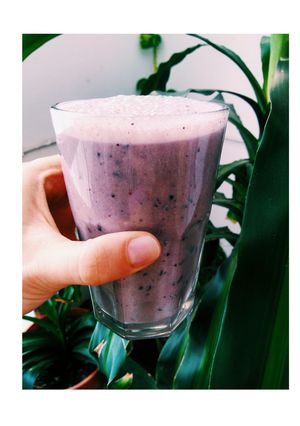 Una foto de Smoothie de banana y arándanos