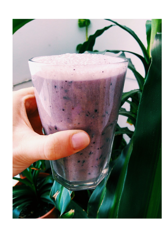 Una foto de Smoothie de banana y arándanos