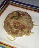 Arroz frito de carne y salchicha