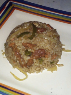 Una foto de Arroz frito de carne y salchicha