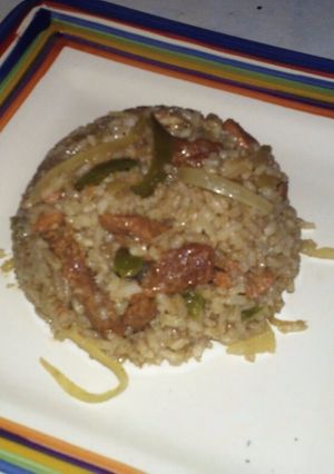 Una foto de Arroz frito de carne y salchicha