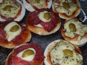 Una foto de jamón queso salame