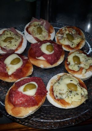 Una foto de Pizzetas de jamón queso. queso azul y salame. Grace