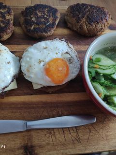 Buletten mit Gurkensalat Rezepthauptbild
