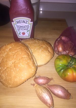 Una foto de Hamburguesa, cebolla, tomate & queso