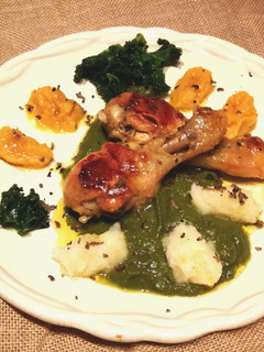 Una foto de Jamoncitos de pollo sobre puré de col kale y trufa
